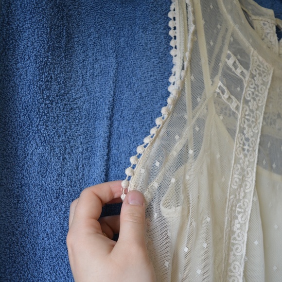 Monteau White Lace Top w/ Under Shirt - Picture 3 of 8